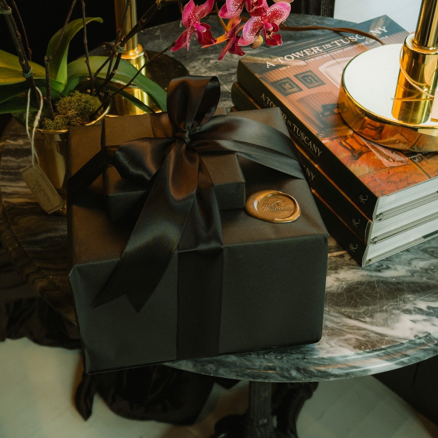 SIGNATURE GIFT WRAP